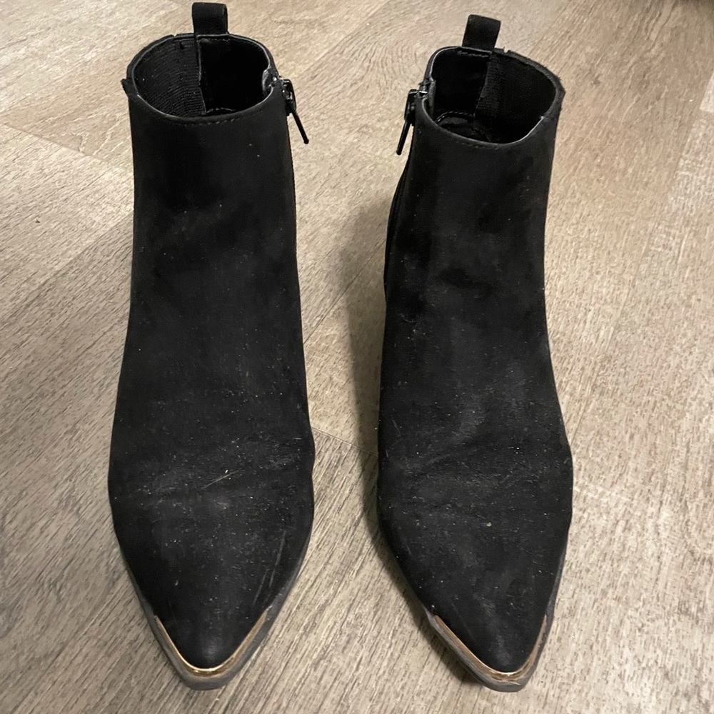 Pointed toe ankle boots